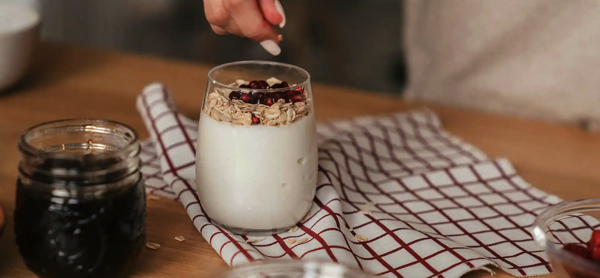 Zubereitung von gesundem Frühstück mit Joghurt