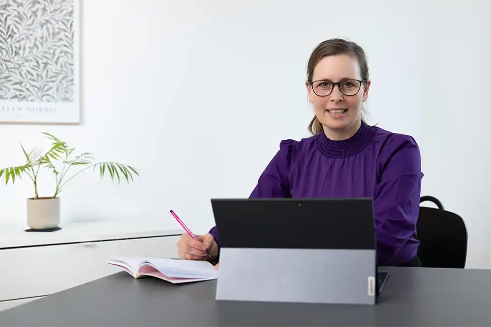 Dr. Jana Grube am Schreibtisch zur Vorbereitung einer Ernährungsberatung