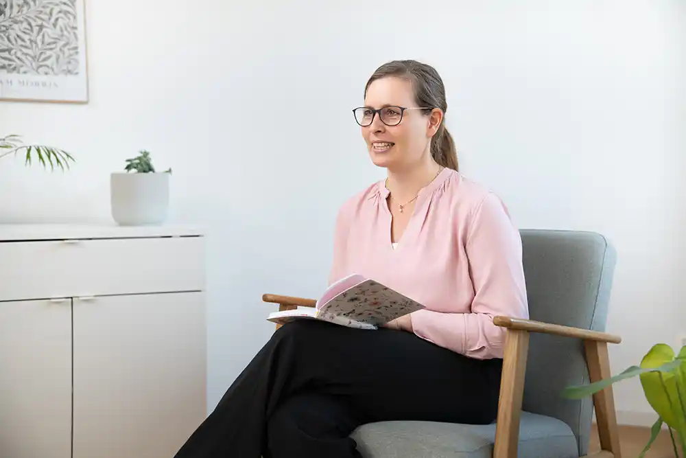 Dr. Jana Grube führt eine Beratung durch